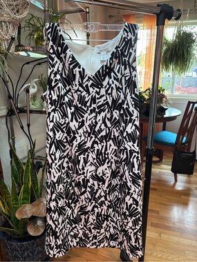 White House Black Market Black & White Abstract V-Neck Shift Dress. Size 12